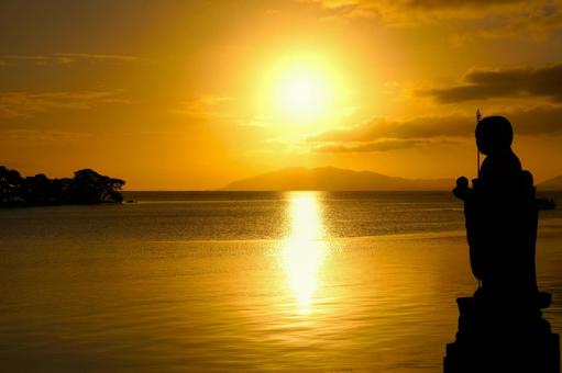 松江の宍道湖に沈む夕日とお地蔵様5 松江の宍道湖に沈む夕日とお地蔵様5 宍道湖,夕日,松江の写真素材