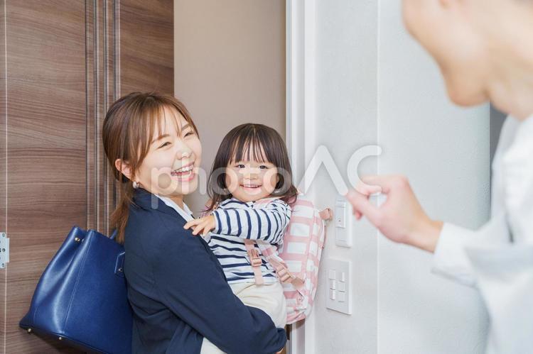 笑顔のママと女の子 日本人,人物,家族の写真素材