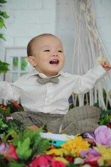 笑顔がまぶしいあかちゃん 笑顔がまぶしいあかちゃん こども,人物写真,育児の写真素材