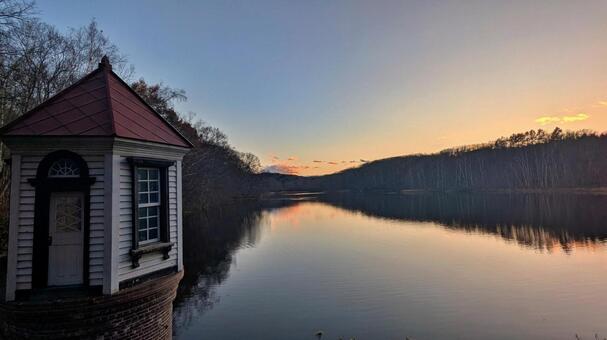 夕焼けの池 林,夕焼け,池の写真素材