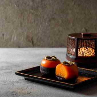 秋の和菓子と漆器のお盆の写真