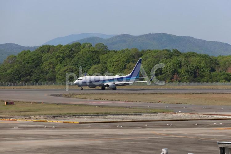 初便が切り裂く朝の空 飛行機,航空機,旅客機の写真素材
