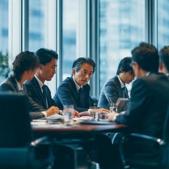 会議に集中する日本人ビジネスマン 会議に集中する日本人ビジネスマンの写真