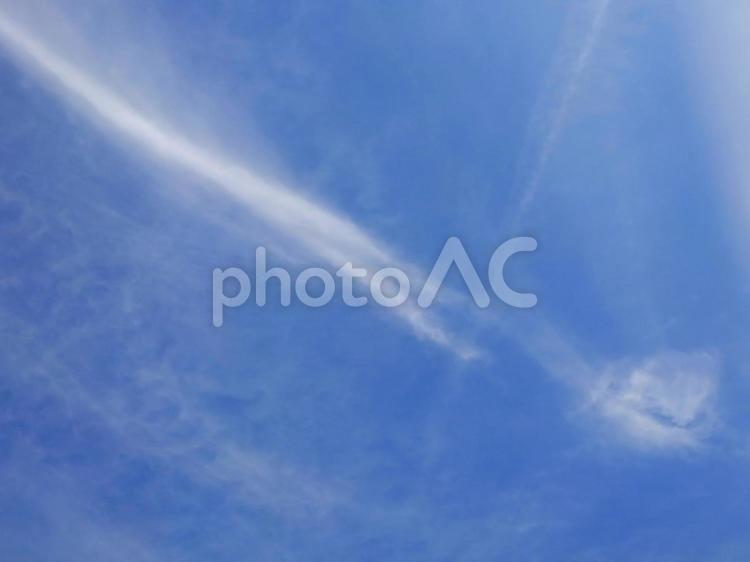 鮮やかな空を駆ける白い雲・背景素材 青空,青,白い雲の写真素材