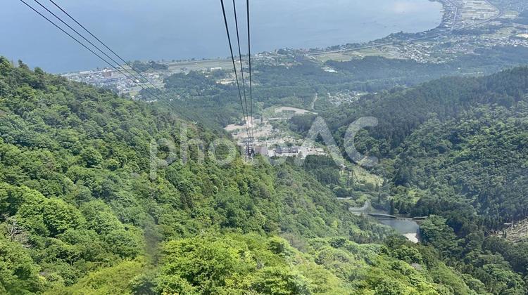 ロープウェイから見下ろす琵琶湖 琵琶湖,風景,ロープウェイの写真素材