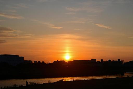 多摩川河川敷から観た朝陽 多摩川河川敷から観た朝陽の写真