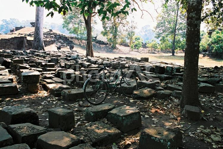 遺跡にただずむ自転車 自転車,自転車のある景色,遺跡の写真素材