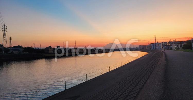 マジックアワー　鶴見川の夕暮れ マジックアワー,横浜,鶴見川の写真素材