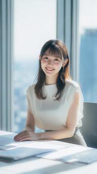 オフィスで働く女性会社員 オフィスで働く女性会社員の写真