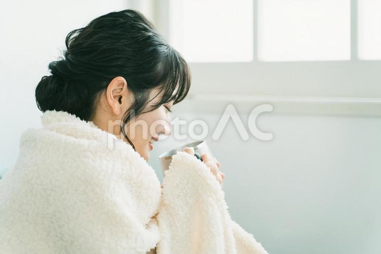 秋冬の寒い日コーヒーを飲む日本人女性 女性,冬,寒いの写真素材