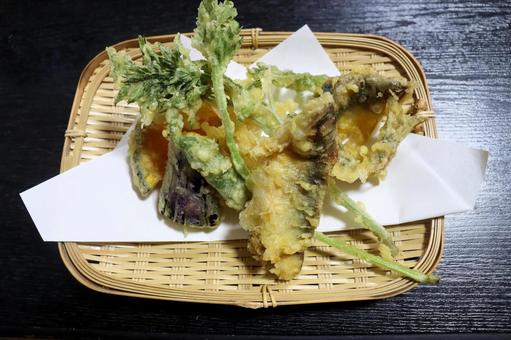千曲川の鮎や野菜の天ぷら、信州上田 鮎の天婦羅,鮎,淡水魚の写真素材