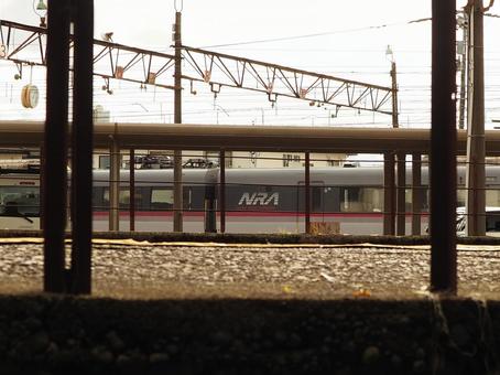 ホームに停まるレッドアロー特急車両 ホームに停まるレッドアロー特急車両 特急,電車,nraの写真素材