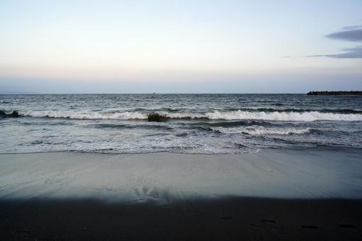 夕暮れの海岸線と波 夕暮れの海岸線と波 海,海岸,砂浜の写真素材