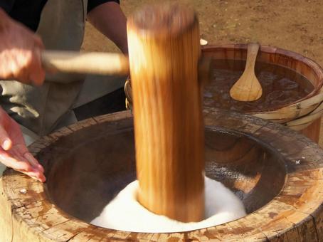 餅つき　杵を振り下ろした瞬間の躍動感 餅つき,臼,杵の写真素材