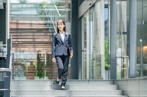 オフィスで働く若いビジネスウーマン 若い,ビジネスウーマン,オフィスの写真素材