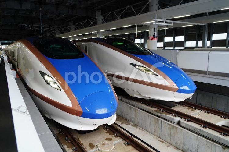 敦賀駅に停車中の北陸新幹線２両 新幹線,鉄道,列車の写真素材