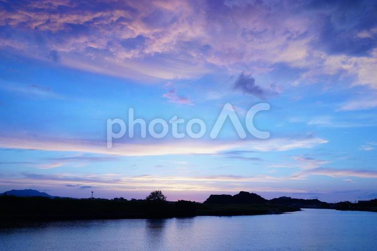 夕暮れ時の川の風景 夕方,夕景,空の写真素材