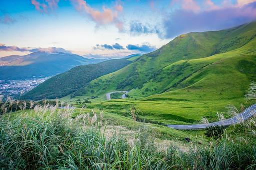 大分県　由布シルキーロードと由布岳の絶景 由布シルキーロード,由布岳,湯布院の写真素材