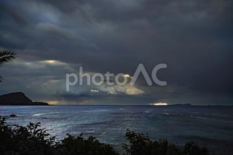 ＜五島の風景＞荒天の鐙瀬溶岩海岸 空,海,風景の写真素材