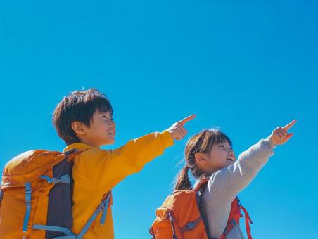 空を指さす子供 空を指さす子供の写真