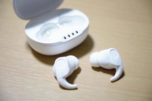 ワイヤレスイヤホン イヤホン,ワイヤレスイヤホン,無線イヤホンの写真素材