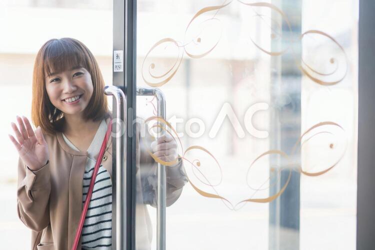 ドアを開ける女性 入店,来店,買い物の写真素材