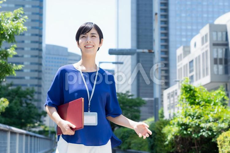 オフィス街で働く若いビジネスウーマン ビジネスウーマン,ビジネス,女性の写真素材