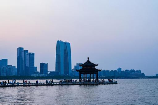 蘇州・金鶏湖（李公堤）から東方之門の眺め 蘇州,金鶏湖,李公堤の写真素材