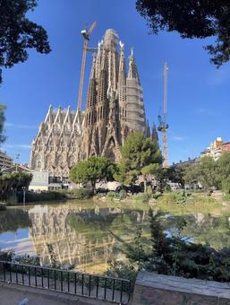 池に映るサグラダ・ファミリア 池に映るサグラダ・ファミリア サグラダファミリア,バルセロナ,スペインの写真素材
