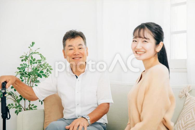 高齢者の男性と若い女性（介護・笑顔） 介護,高齢者,介助の写真素材