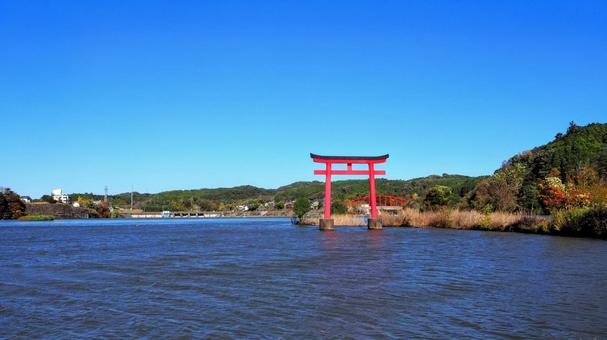 秋の亀山湖・湖面に浮かぶ鳥居（君津市） 秋,亀山湖,水天宮の写真素材