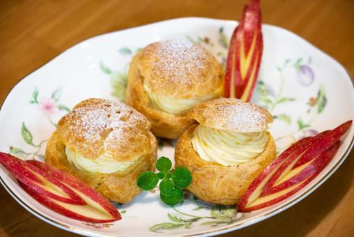 クリームたっぷりシュークリーム シュークリーム,スイーツ,デザートの写真素材