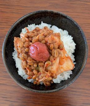 こまちご飯にキムチ納豆とかつお梅の茶碗飯 こまちご飯にキムチ納豆とかつお梅の茶碗飯の写真