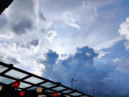 街と空と提灯のコントラストの写真