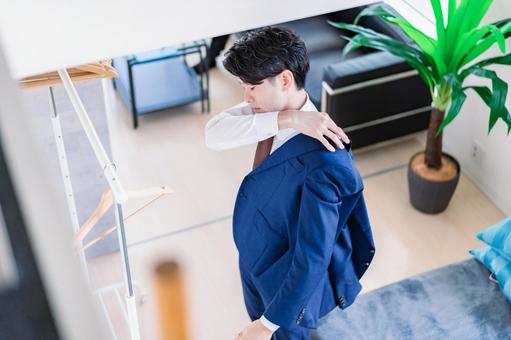 スーツを着る営業マン スーツを着る営業マン 脱ぐ,働く,ビジネスマンの写真素材