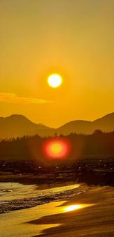 海辺から望む夕暮れ時の太陽 海辺から望む夕暮れ時の太陽 夕日,夕暮れ,夕方の写真素材