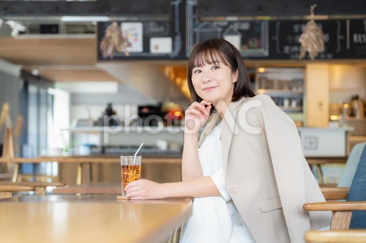 カフェでくつろぐビジネスウーマン カフェ,女性,エンジニアの写真素材