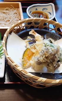 天ぷらと蕎麦 天ぷらと蕎麦 天ぷら,サクサク,揚げたての写真素材
