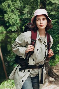 視線を向ける女性キャンパー 女性,外国人,登山の写真素材