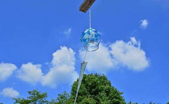 クリスタル風鈴と夏の空 クリスタル風鈴と夏の空 風鈴,風物詩,音色の写真素材