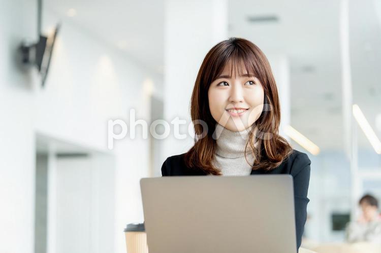パソコンを使う笑顔のビジネスウーマン 女性,ビジネス,パソコンの写真素材