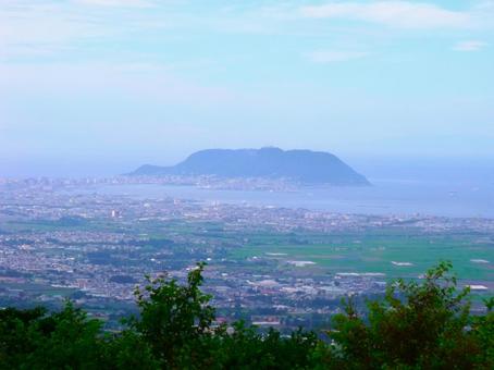 海に浮かぶ函館山 海に浮かぶ函館山 函館山,函館,遠景の写真素材
