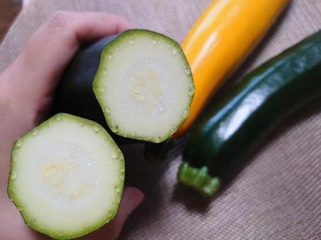 ズッキーニ(黄色、緑)断面 ズッキーニ(黄色、緑)断面 ズッキーニ,夏野菜,沢山の写真素材