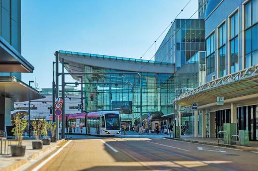 福井駅前、ハピテラス前を走る路面電車 福井駅,路面電車,福井鉄道の写真素材