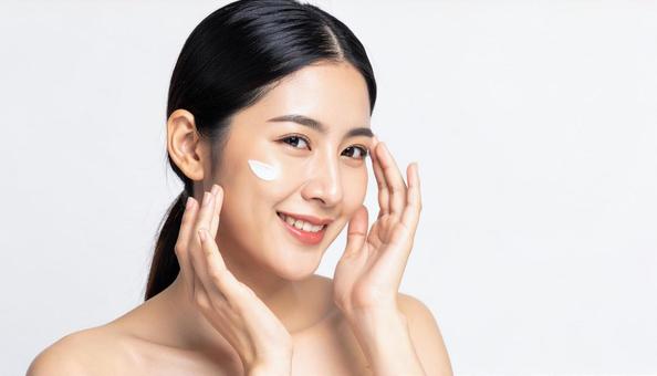 肌にクリームを塗る若い女性 肌にクリームを塗る若い女性の写真