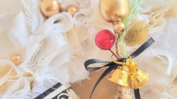 赤いピックと金色のベル　クリスマスベル クリスマス,クリスマスベル,オーナメントの写真素材