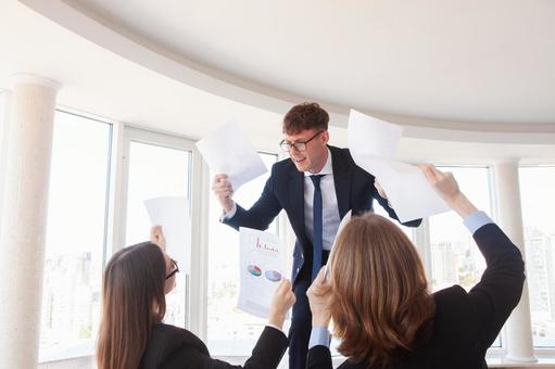 両手に書類を持ち笑顔のメガネ男性 男性,男女,外国人の写真素材