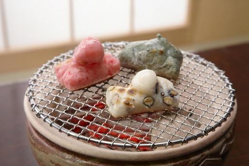 七輪でじっくり焼いたもち 七輪でじっくり焼いたもち 焼き餅,豆餅,よもぎ餅の写真素材