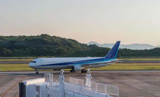 長崎空港と周囲の景観を望む夕方のパノラマ 長崎空港と周囲の景観を望む夕方のパノラマの写真