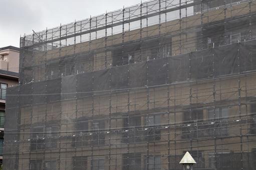 防音シートと足場で囲まれたマンション 防音シートと足場で囲まれたマンション 防音シート,足場,囲まれたの写真素材